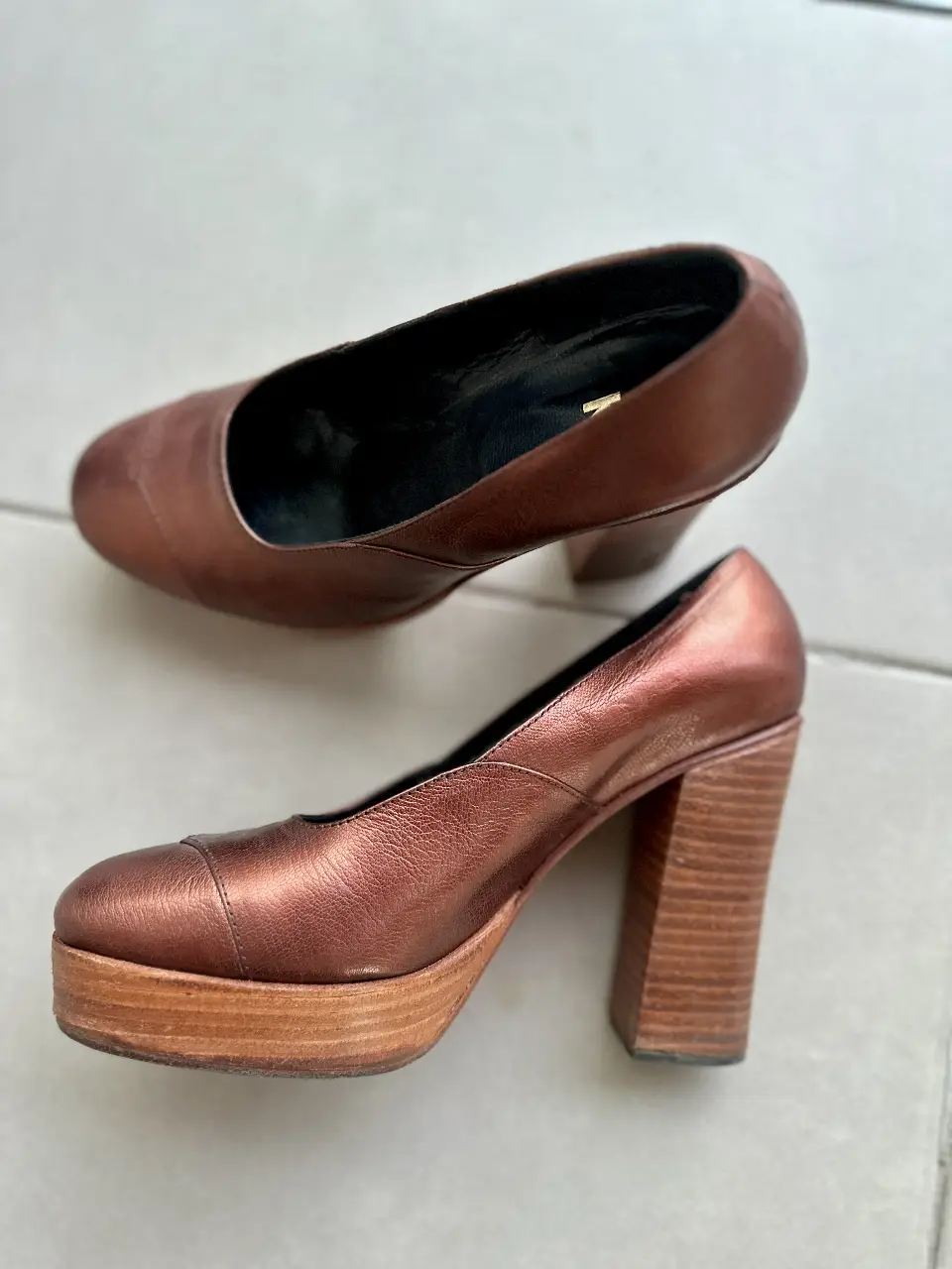 Zapatos de taco alto color marrón con detalles en la puntera. Ideales para una ocasión especial. 10 cm de altura. Un solo uso. 