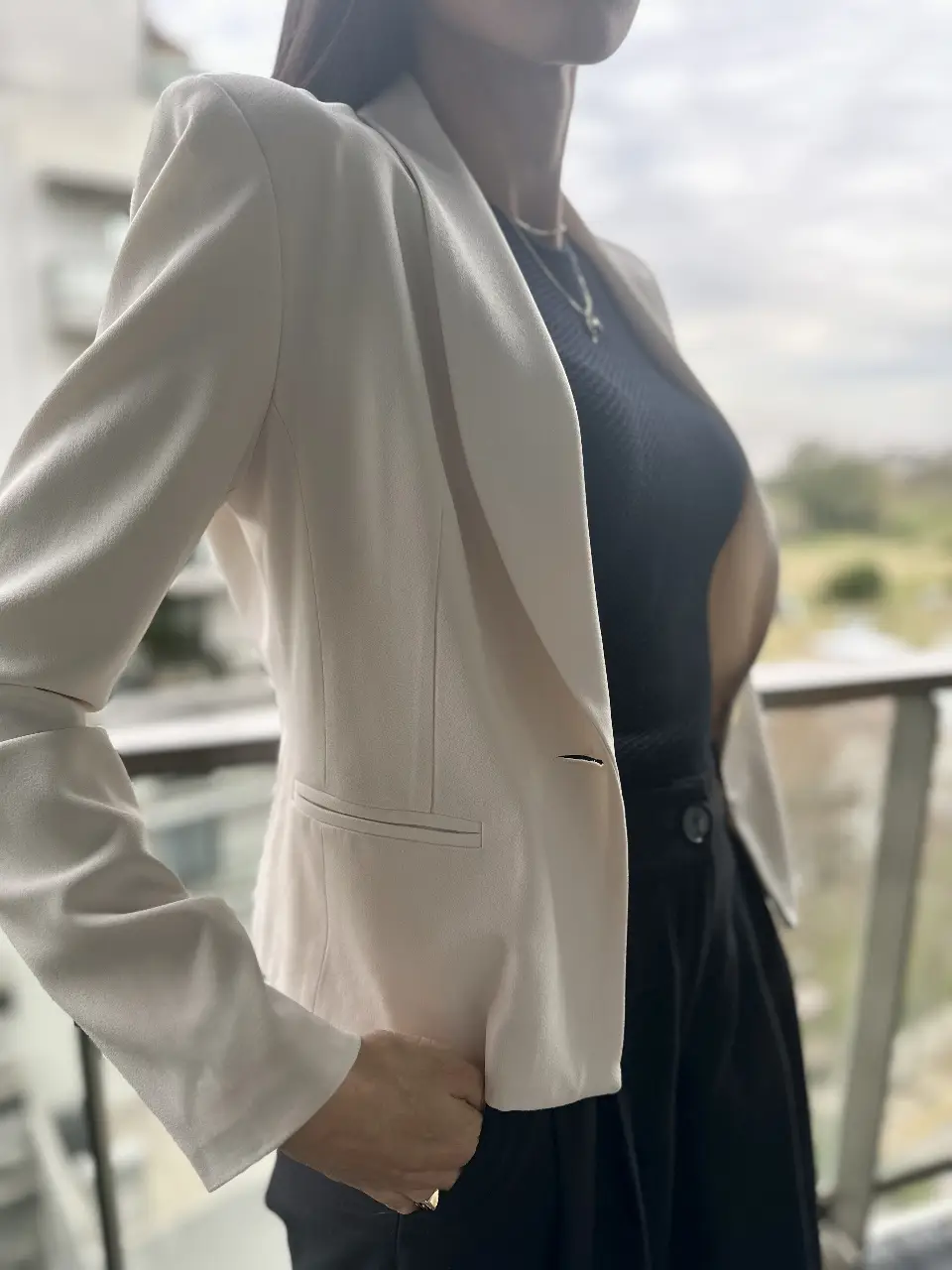 Elegante blazer blanco de la marca NAIMA, ideal para un look formal o de trabajo. Confeccionado con materiales de alta calidad, este blazer presenta un diseño moderno y sofisticado, perfecto para cualquier ocasión.