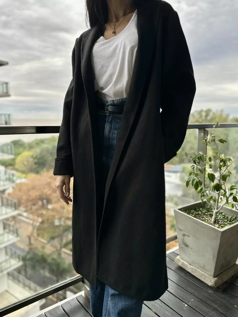 Tapado largo de paño negro con cinturón. Ideal para un look elegante y abrigado.