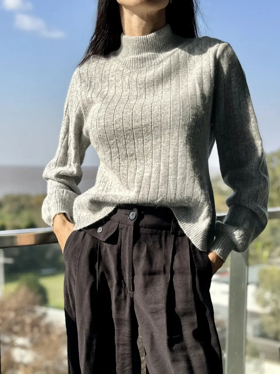 Sweater de cuello alto gris, tejido con textura acanalada. Ideal para un look casual y abrigado.