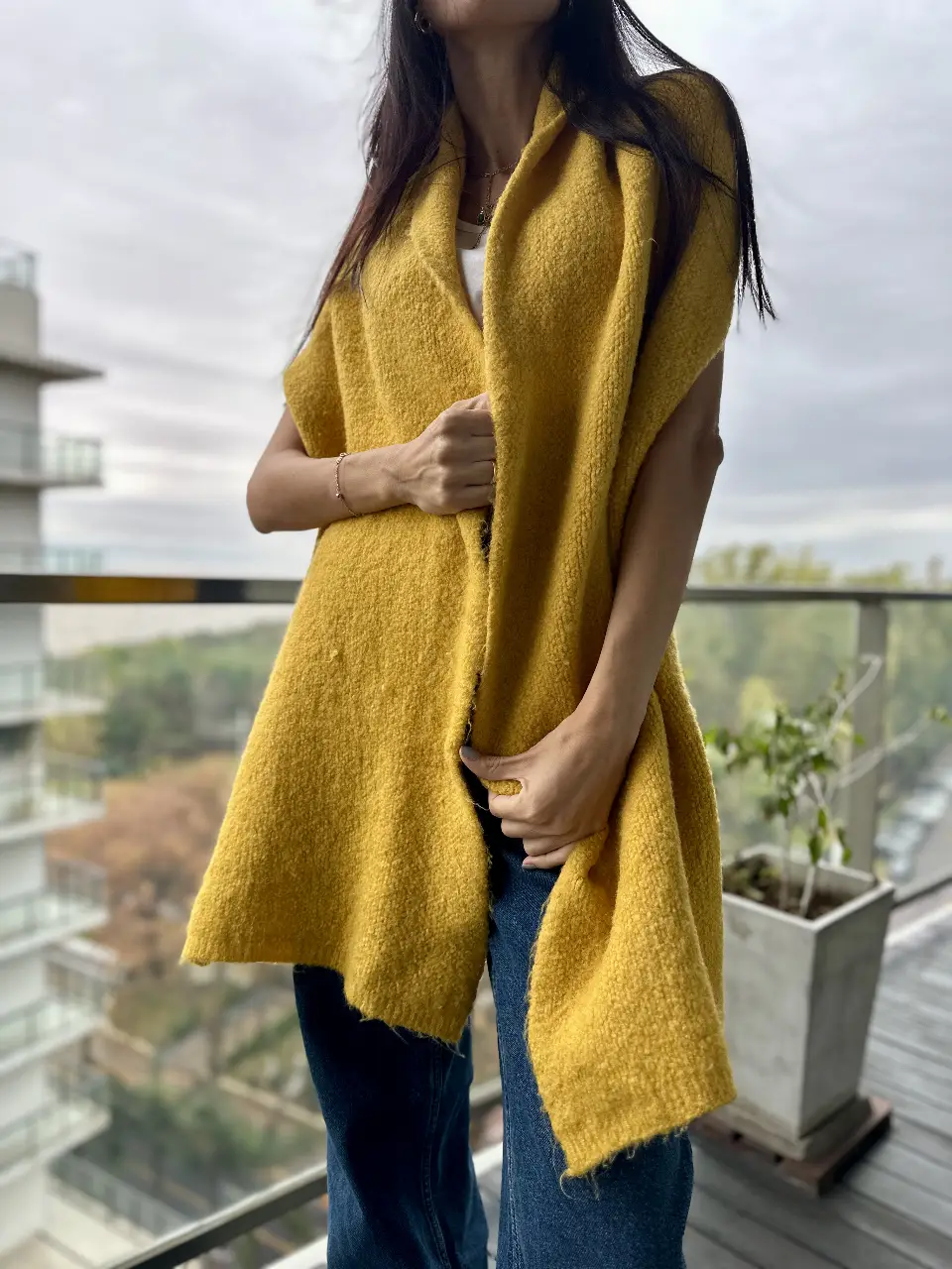 Foulard de lana color mostaza, ideal para abrigar y darle un toque de estilo a tu look. Marca Zara.