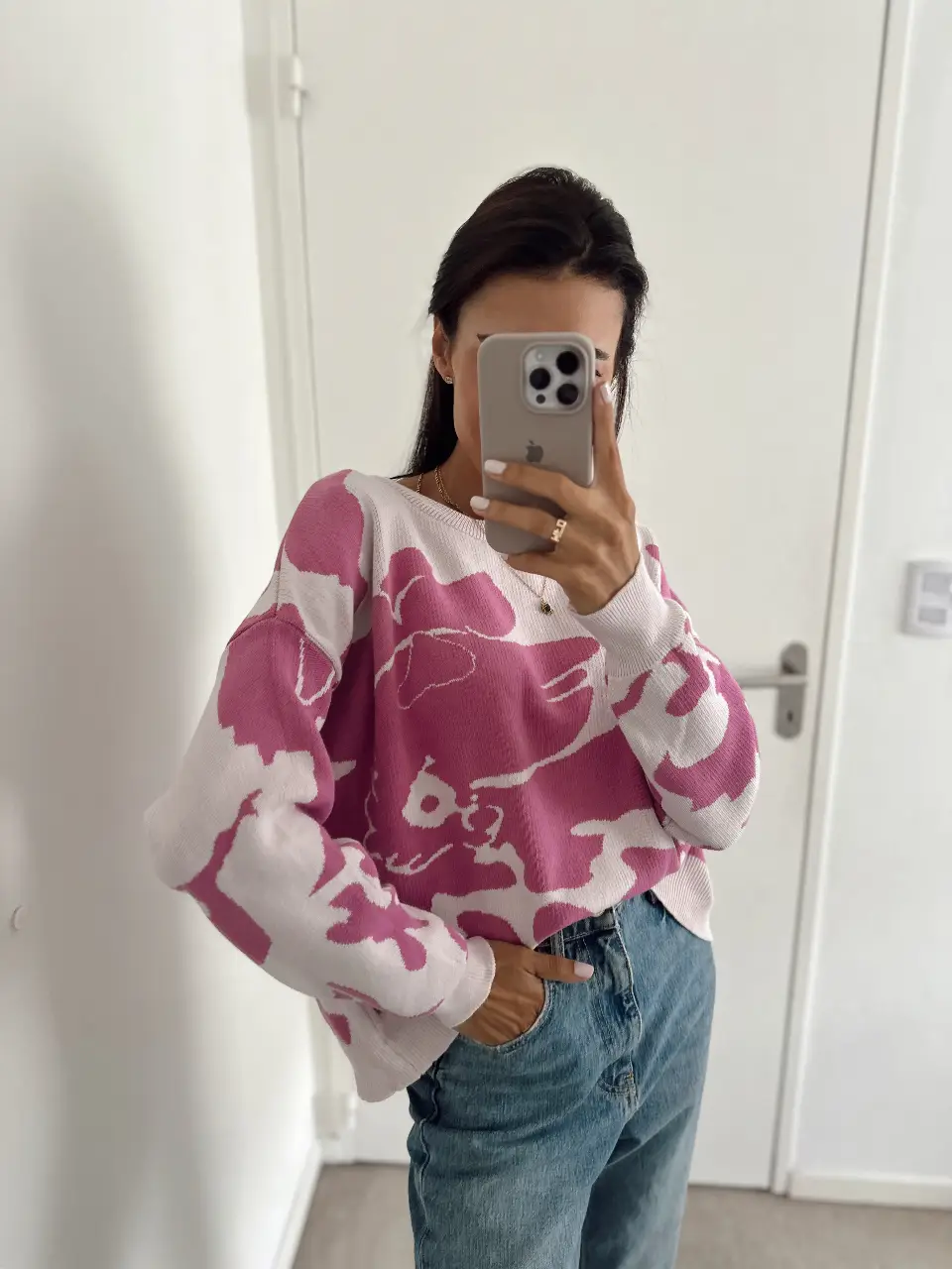 Sweater largo de mujer con estampado floral en tonos rosa y blanco. Ideal para un look casual y cómodo.