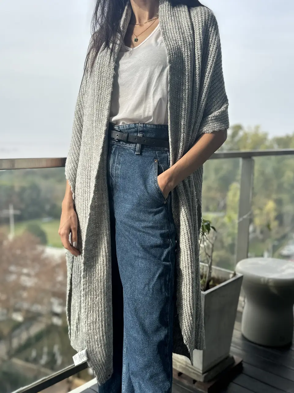 Bufanda larga de tejido en color gris. Ideal para usar sobre remeras o blusas, perfecto para un look casual y abrigado.