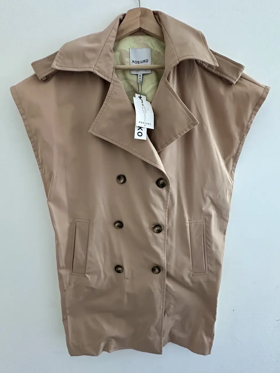 Chaleco sastrero de la marca Kosiuko, color crudo. Confeccionado en poliéster, ideal para un look elegante y versátil. Perfecto para combinar con diferentes outfits.