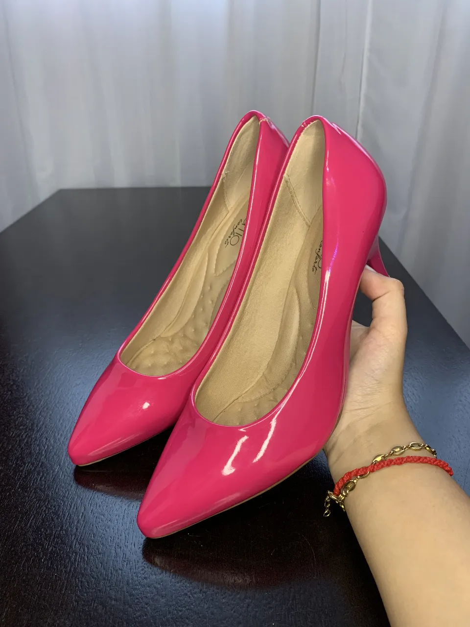 Zapatos stiletto color rosa fucsia, con punta fina taco 4cm. Ideales para darle un toque de color y elegancia a cualquier outfit.