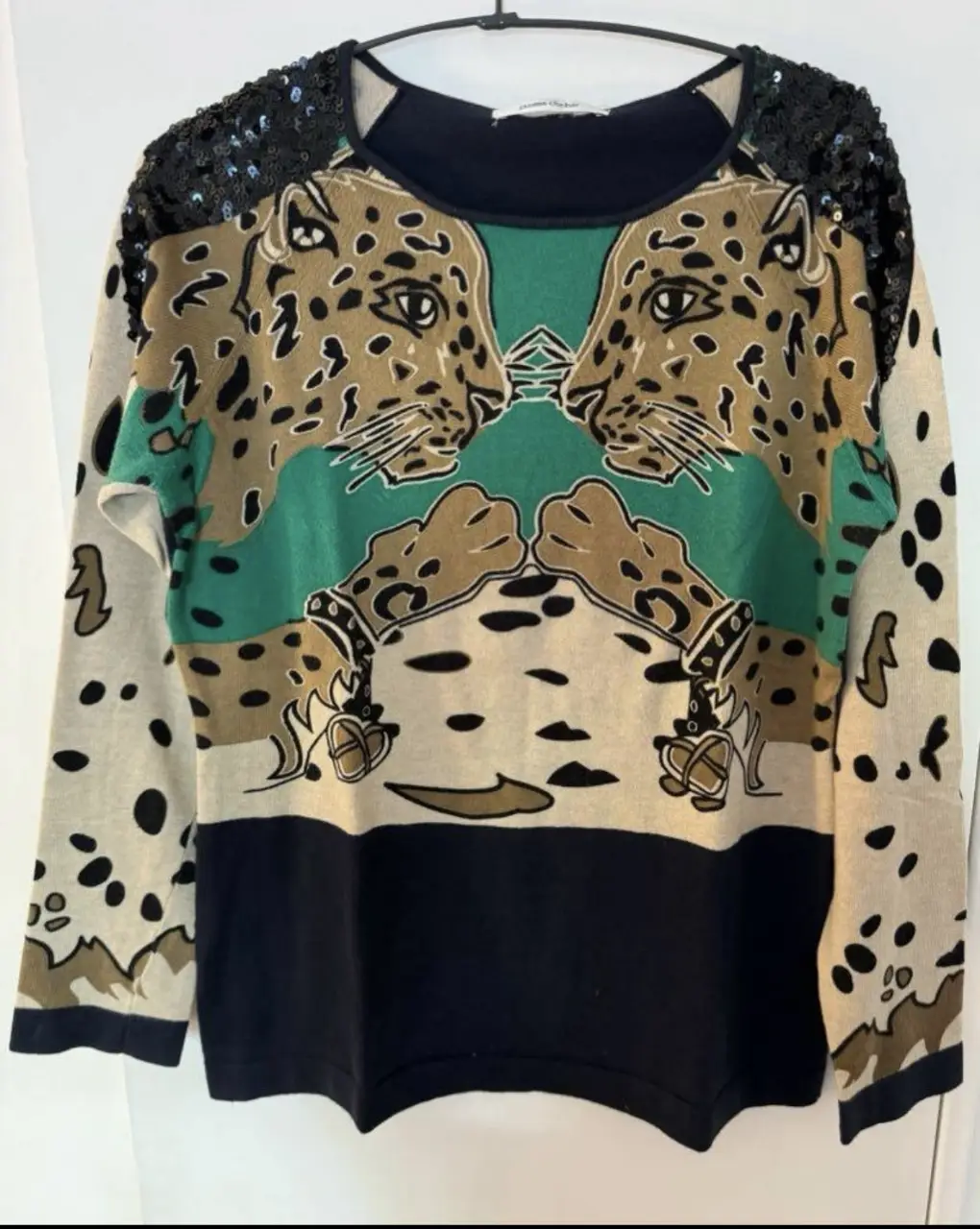 Sweater de mujer Jazmin Chebar con estampado de felinos y lentejuelas en los hombros. Diseño único y llamativo, ideal para un look con personalidad.