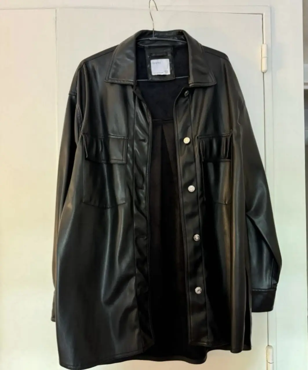 Camisa oversize de Bershka de cuero sintético para mujer. Es un diseño holgado. Ideal para un look moderno y urbano. Es abrigada, casi sin uso. 