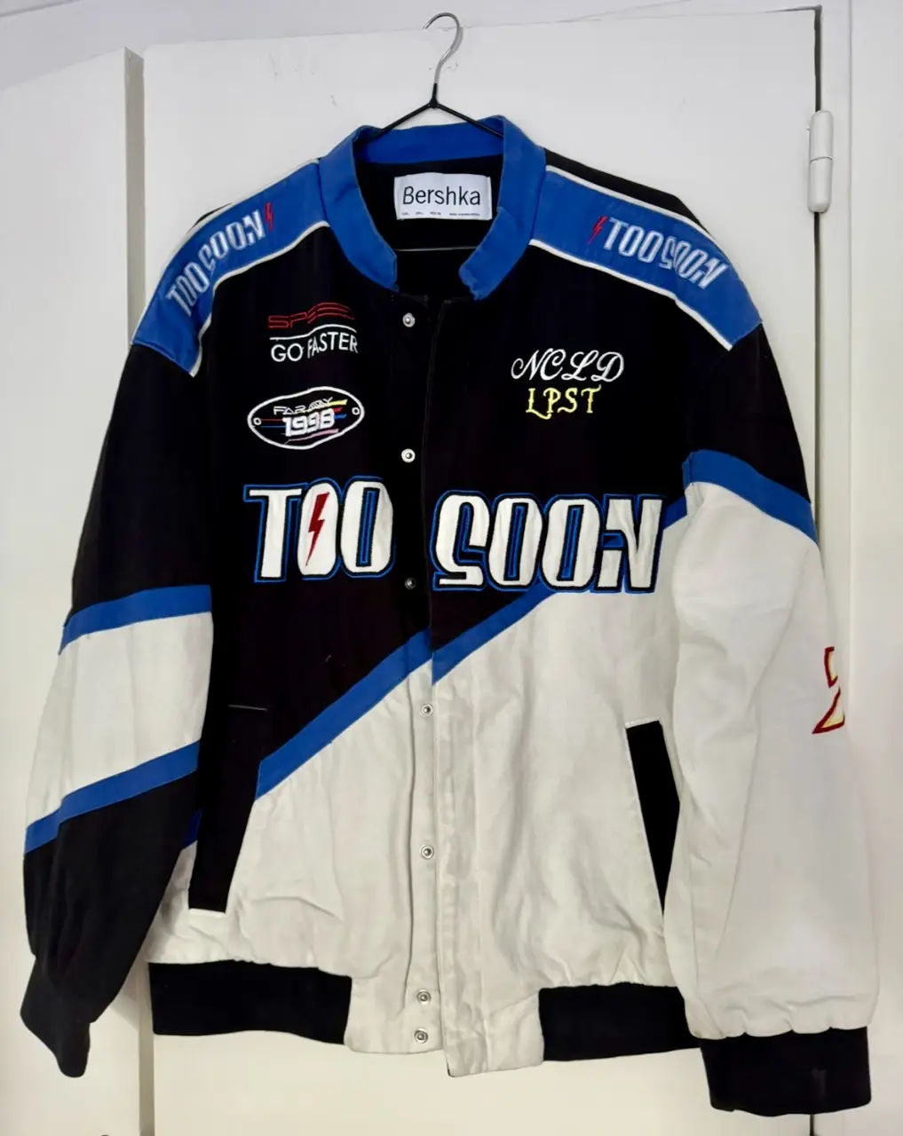 Campera bomber unisex  Bershka, con diseño "Too Soon" en la espalda y detalles en azul y blanco. muy canchera, look Formula 1. Muy poco uso, impecable! 