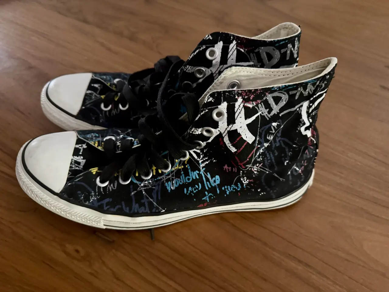 Zapatillas Converse All Star negras con diseño graffitti. Talle 9.5 US. Estilo urbano y moderno, ideales para un look casual y con onda. Muy poco uso! 