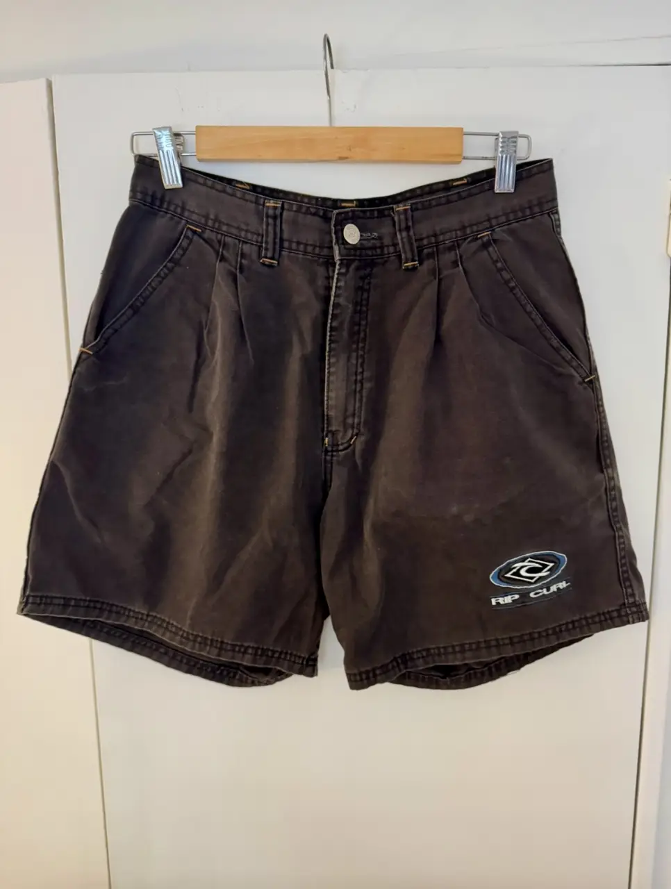 Short de jean Rip Curl vintage, color marrón oscuro con logo bordado. Talle 31.
