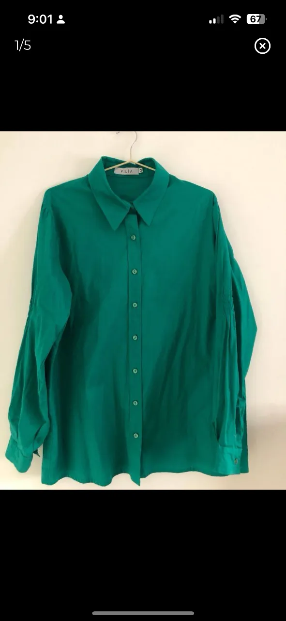 camisa oversize verde esmeralda
como nueva! talle m/l.
tiene botones y frunces en los brazos, como se ve en las imágenes. hermoso el color. es larga, muy linda tela, no se arruga fácil. mide 56 cm de pecho y 78 cm de largo.