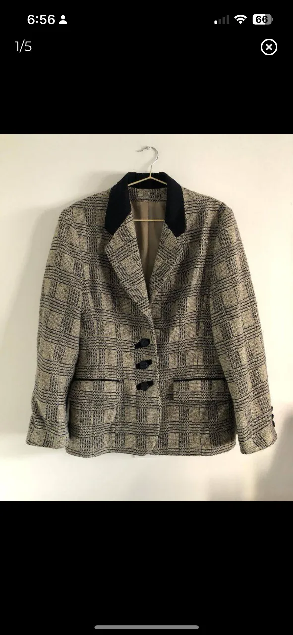 Blazer de hombre con diseño a cuadros en tonos grises y negro. Cuello y detalles en terciopelo negro. Cierre con botones. Re abrigado, es de invierno.
medidas: de axila a axila tiene 45 cm, hombro a hombro 44 cm y de largo
75 cm. tiene hombreras.