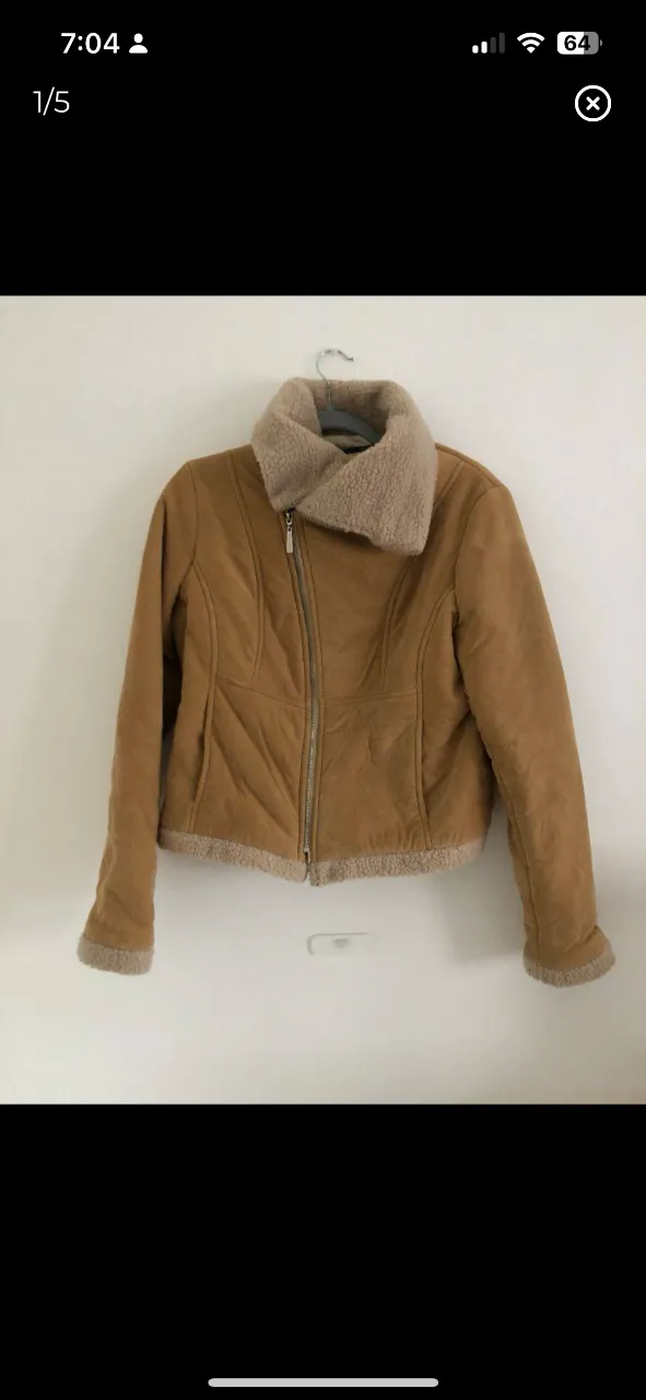 Campera de mujer estilo aviador, color marrón claro. Con cuello y puños de piel sintética color crema. Cierre frontal y detalles de costura. Ideal para el invierno.
es de pana por fuera con corderito adentro.