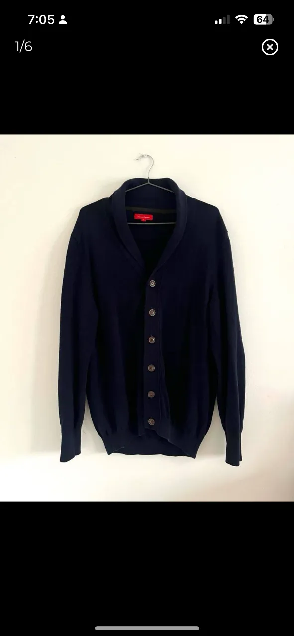 Cardigan de hombre azul marino con coderas marrones. Cuello smoking y botones. Ideal para un look elegante y abrigado.
Medidas:
-ancho 51cm
-largo 67cm
-manga 63cm
-hombro a hombro 47cm
- sisa 26cm