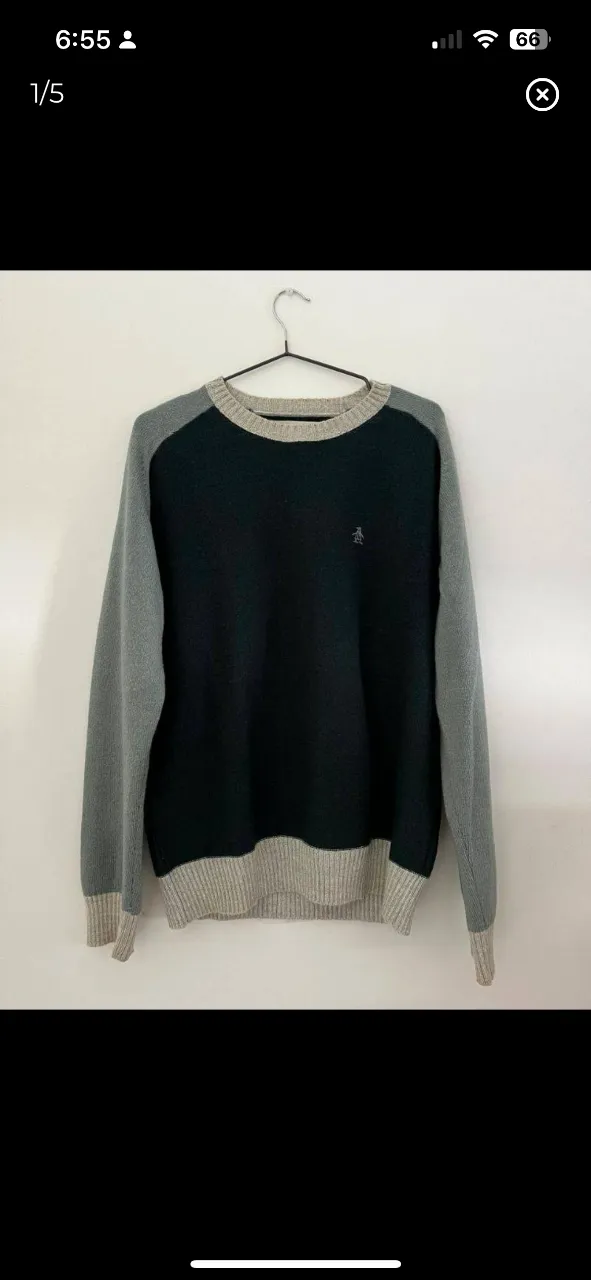 Sweater Penguin original, de cuello redondo, con mangas y detalles en gris. Talle M.