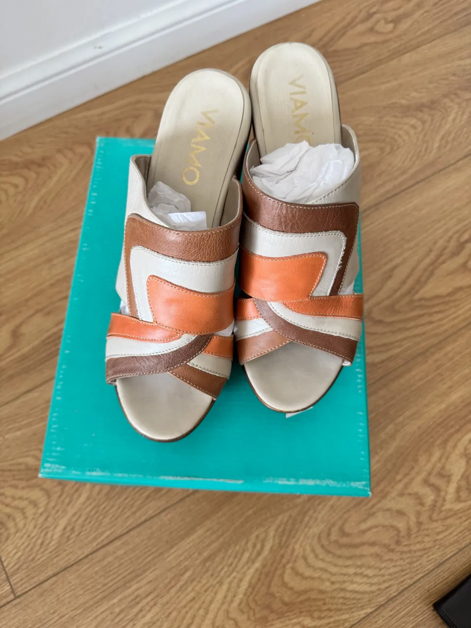 Plataformas divinas de cuero vacuno, con un diseño súper original y moderno. Combinan tonos naranja, marrón y blanco roto, ideales para darle un toque chic a cualquier look. Perfectas para el día o la noche.