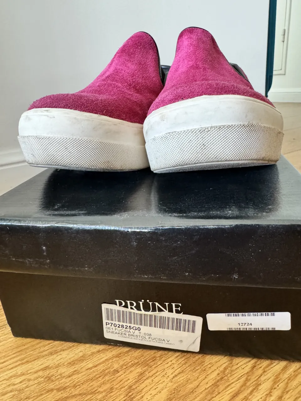 Zapatillas urbanas súper cómodas y cancheras, ideales para el día a día. Su diseño moderno y el color vibrante le dan un toque único a cualquier outfit.