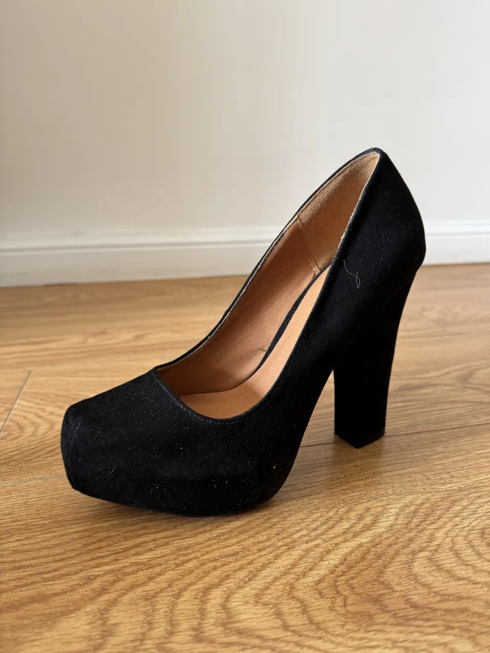 Zapatos de taco alto negros, estilo stilettos, con plataforma. Ideales para eventos formales o para darle un toque elegante a tu outfit.