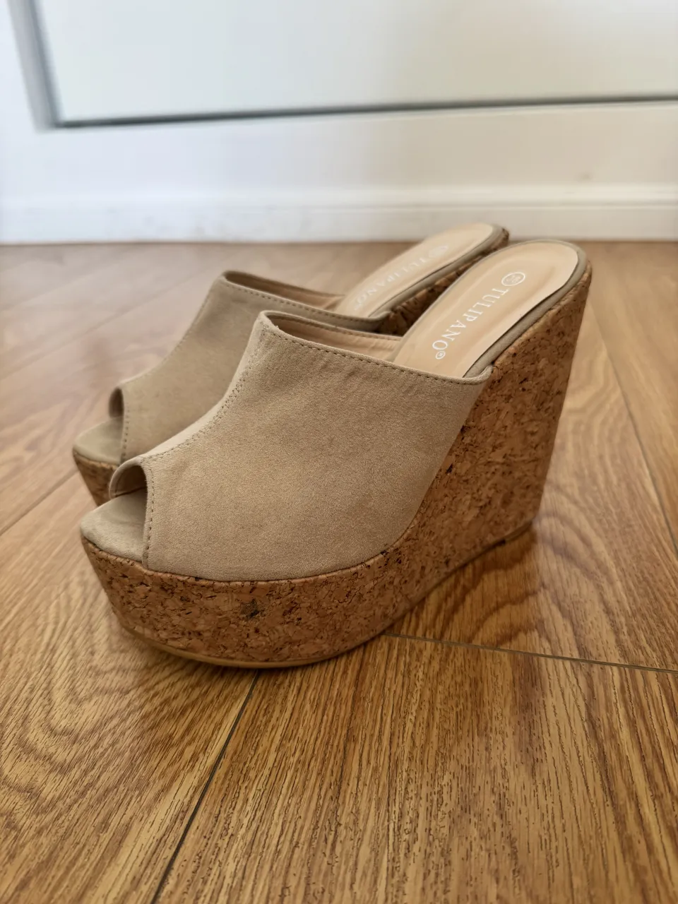 Sandalias de plataforma con cuña, color suela y capellada en gamuza. Ideales para un look casual y cómodo.