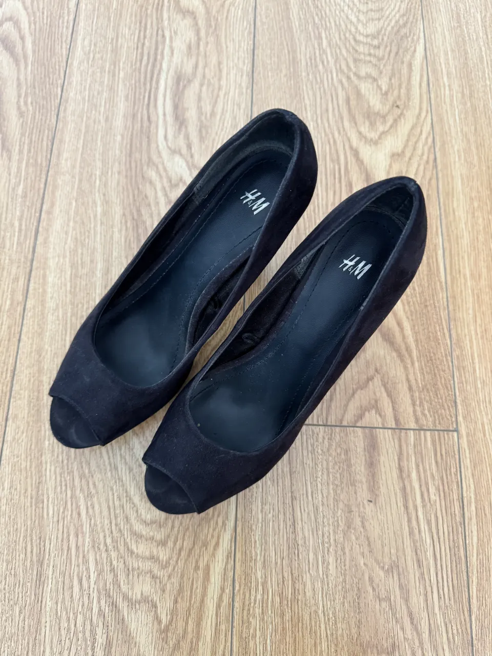 Zapatos de taco alto negros, con punta abierta y detalle de plataforma. Ideales para un look elegante y sofisticado.