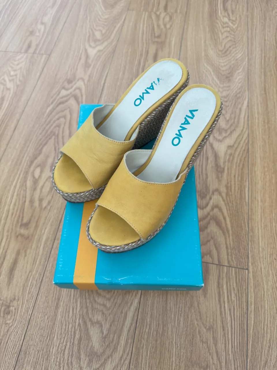 Sandalias tipo "ojota" con plataforma y taco cuña. Ideales para un look veraniego y canchero. Combinan con todo y son súper cómodas para caminar.