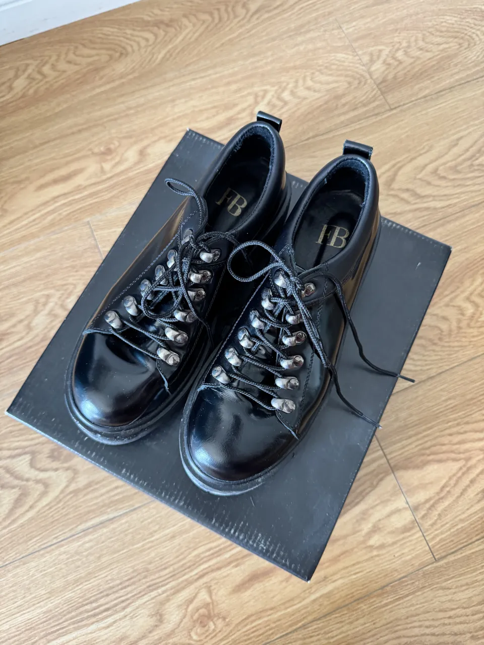 Zapatos negros de plataforma con cordones, estilo robusto y moderno. Ideales para darle un toque canchero a cualquier outfit.