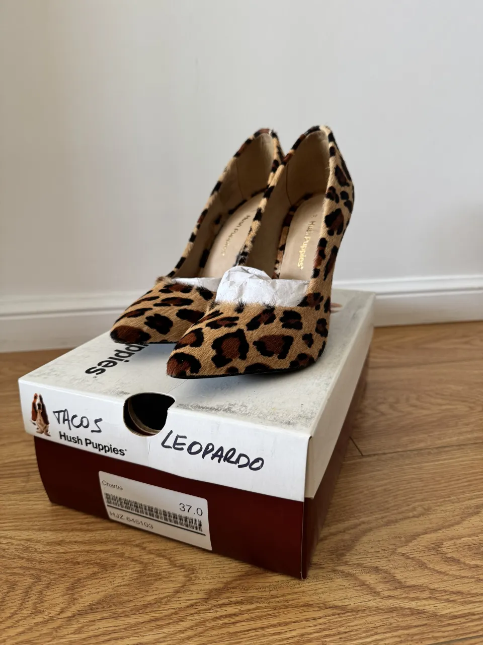 Zapatos de taco alto con estampa de leopardo. Un clásico que nunca pasa de moda, perfectos para darle un toque salvaje y sofisticado a cualquier outfit. Ideales para una salida nocturna o un evento especial.