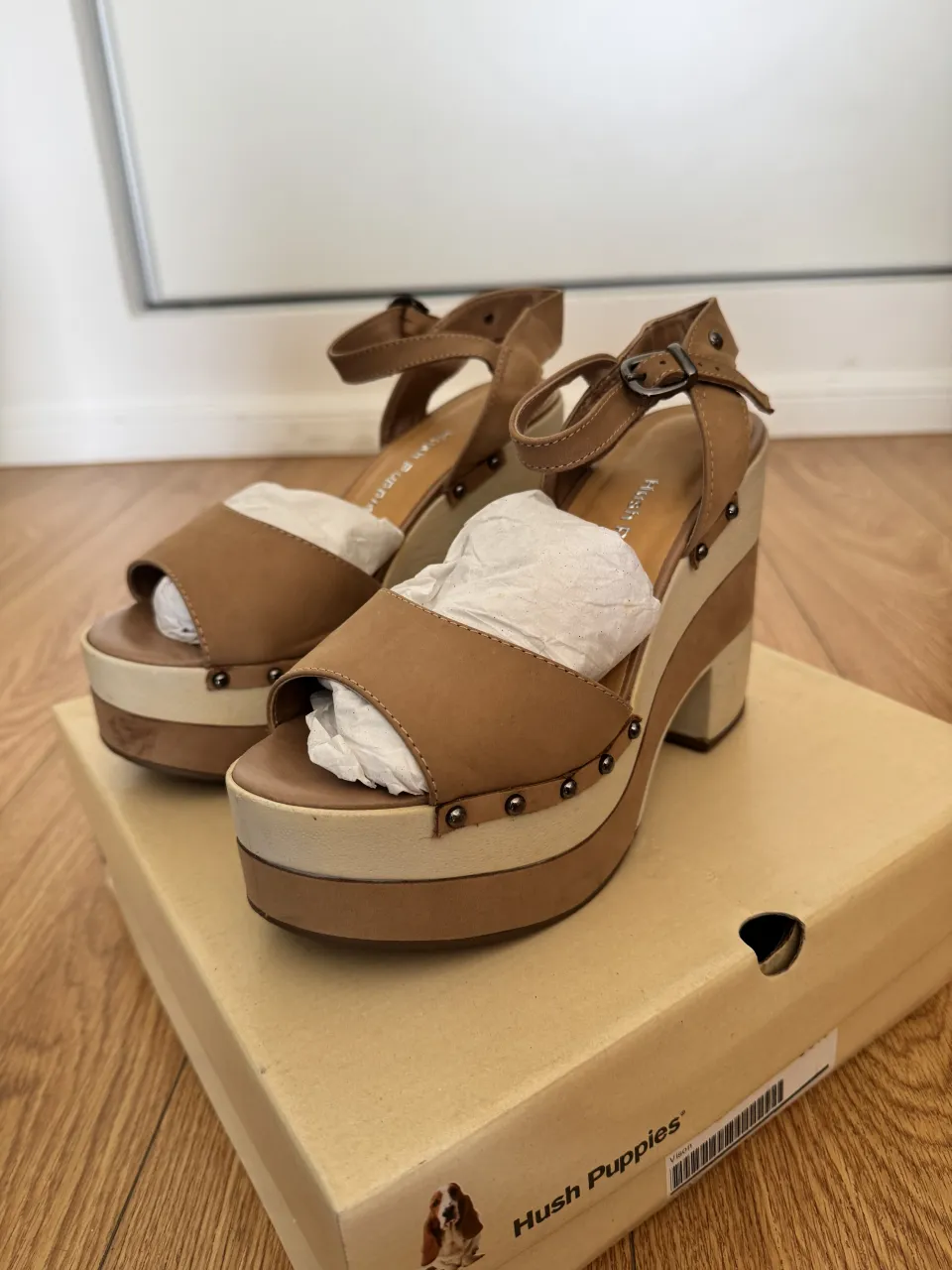 Sandalias de plataforma con tiras y hebilla. Diseño con tachas y taco de madera. ¡Ideales para un look canchero y veraniego!