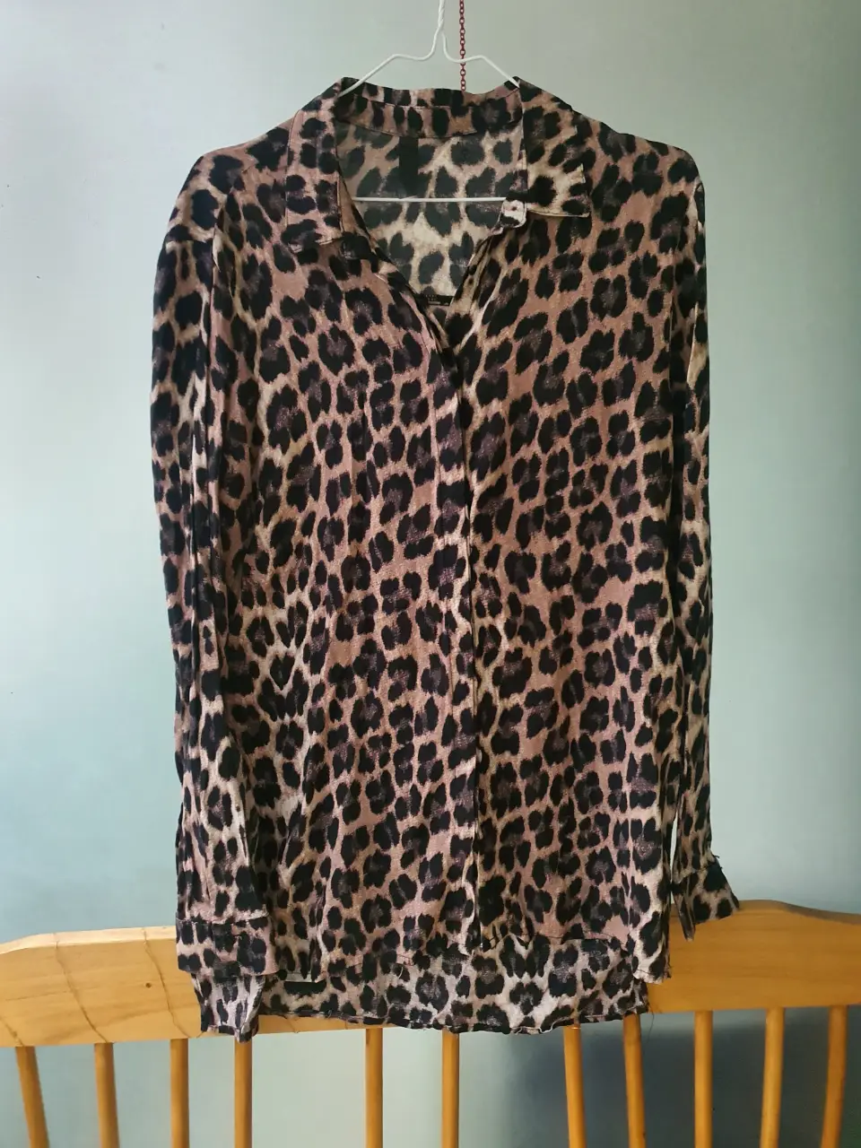 Camisa de mujer con estampado de leopardo. Confeccionada en rayón, ideal para un look casual y con estilo.