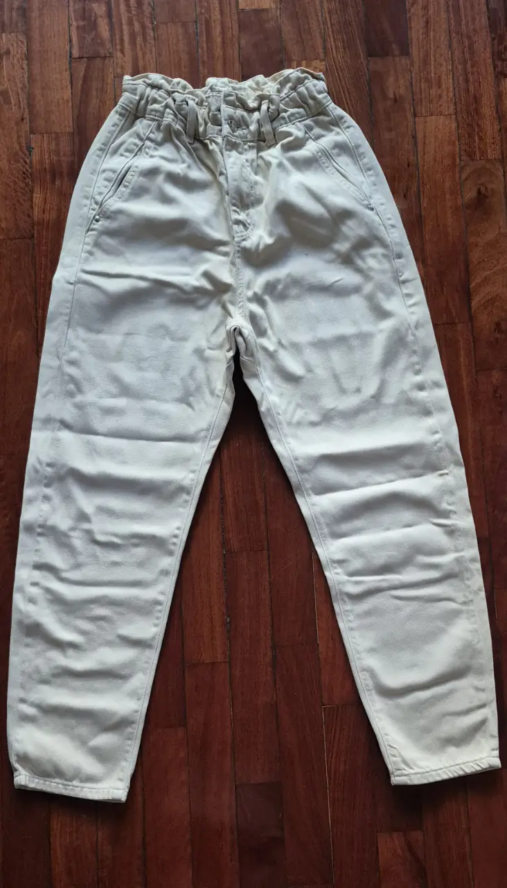 Pantalón suelto de mujer, color crudo, con cintura elastizada y bolsillos. Ideal para un look casual y cómodo.ZARA
