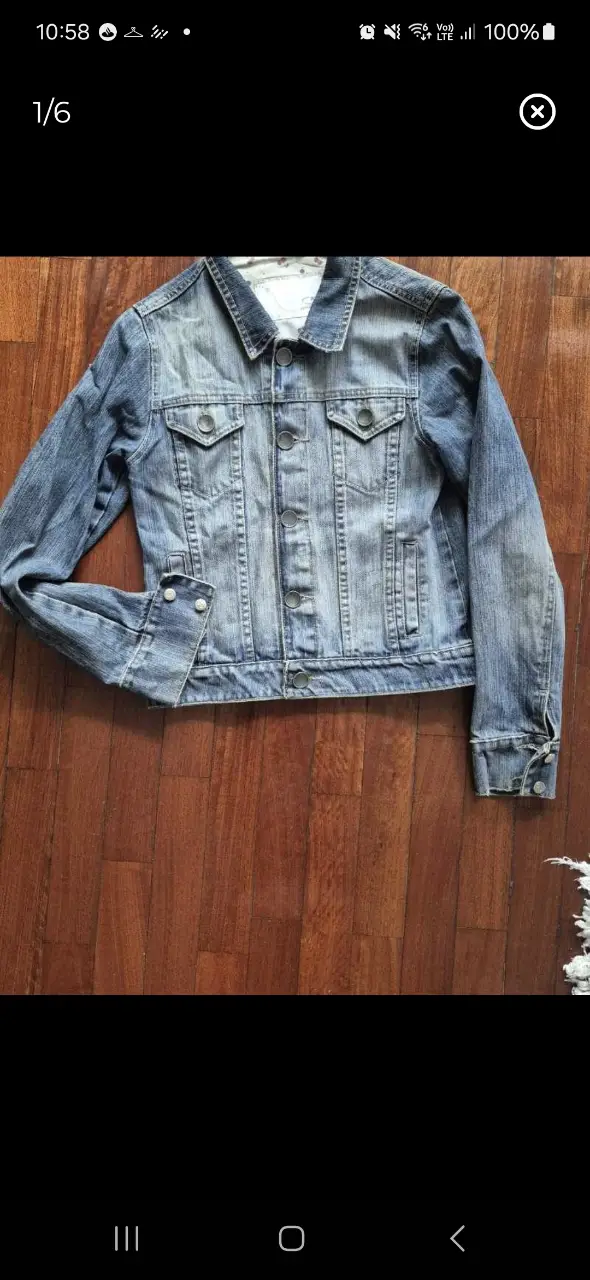 Campera de jean azul, con botones y bolsillos. Ideal para un look casual y versátil.