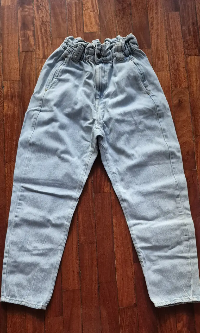 Pantalón de jean celeste tiro alto con cintura elastizada. Un clásico para un look casual y cómodo.