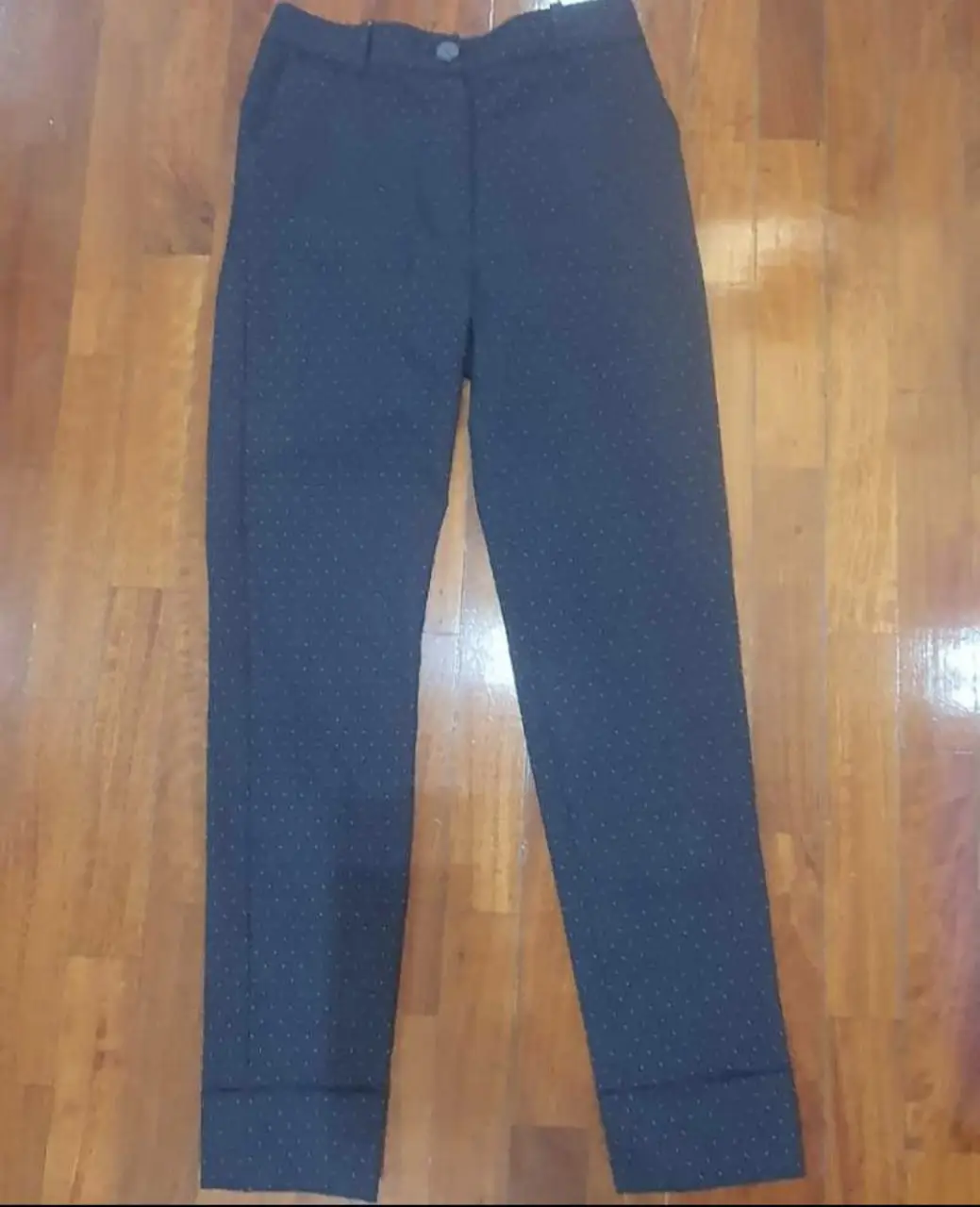 Pantalón sastrero de mujer, color azul con estampado de lunares blancos. Marca Mango Suit. Talle 34 EUR, 2 USA, 1 MEX. Ideal para un look elegante y sofisticado.