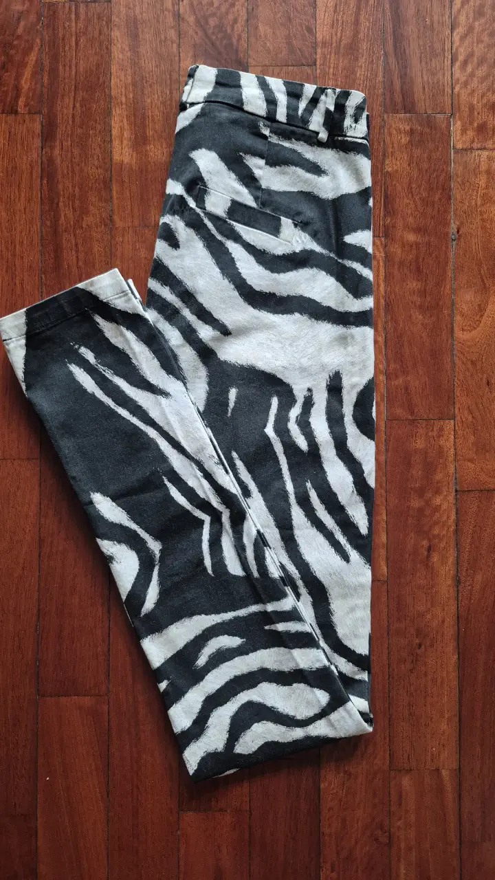 Pantalón de mujer con estampado de cebra. Tiro medio, corte recto. Ideal para un look casual y canchero.