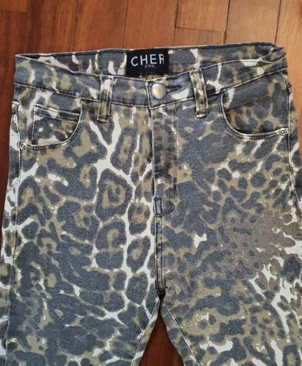Jeans rectos de mujer con estampado de leopardo en tonos grises y blancos. Marca Cher.