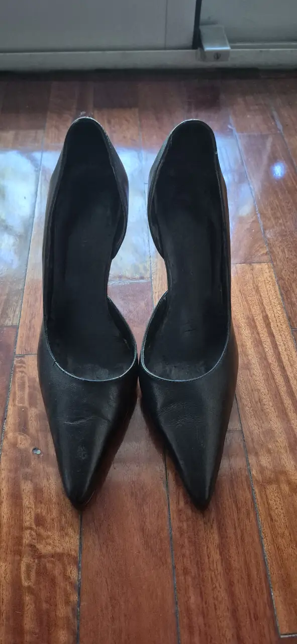 Elegantes zapatos de taco alto negros, ideales para eventos formales o salidas nocturnas. Diseño clásico con punta fina y detalles que estilizan la figura.  Marca Vercal, son de cuero.