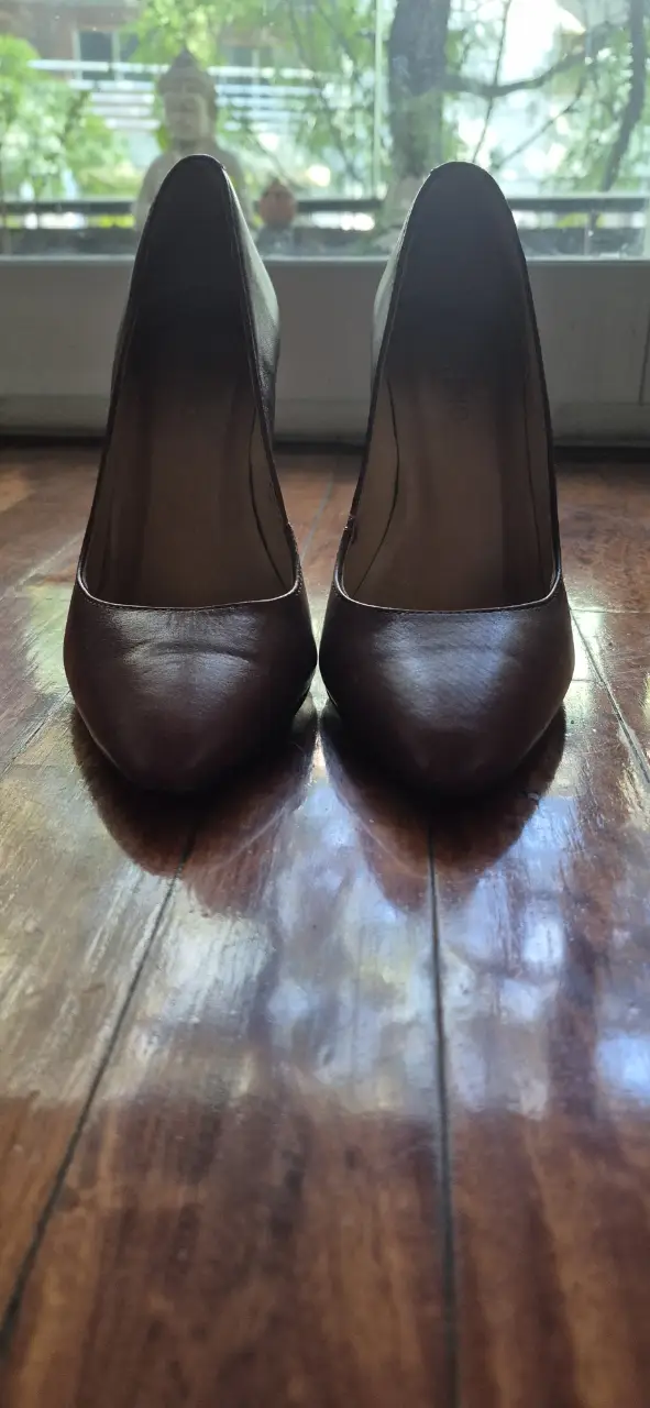 Elegantes tacos bordo de cuero, ideales para eventos formales o para darle un toque sofisticado a tu look diario. Diseño clásico y atemporal, perfectos para cualquier ocasión. Marca Via Uno, son brasileros