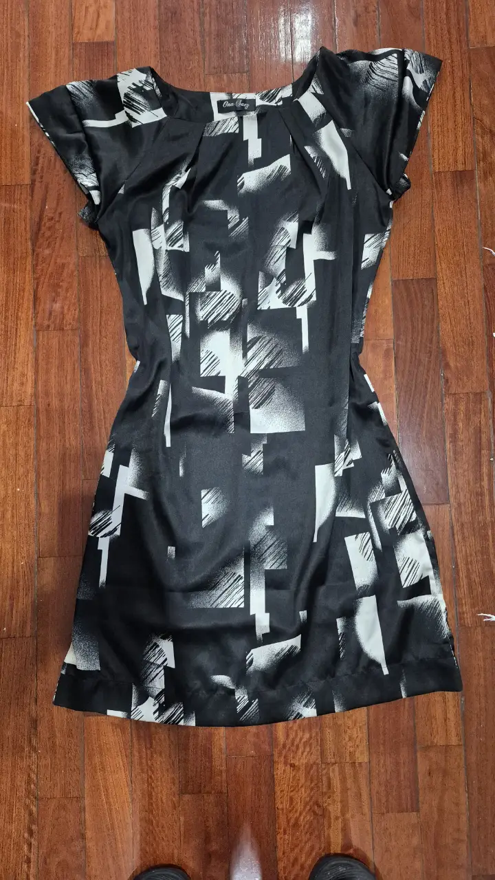 Vestido mini de Ona Saez, con estampado geométrico en blanco y negro. Ideal para una salida o fiesta.