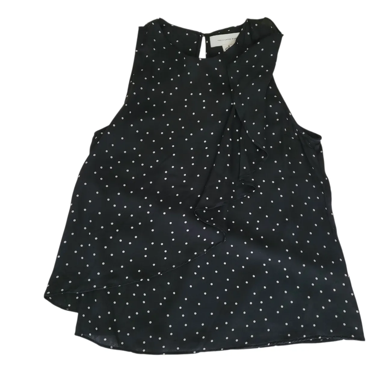 Blusa de mujer negra con lunares blancos, sin mangas y con detalle de volado en el frente. Marca Paula Cahen D'Anvers. Ideal para una salida o para el trabajo. No recuerdo haberla usado.