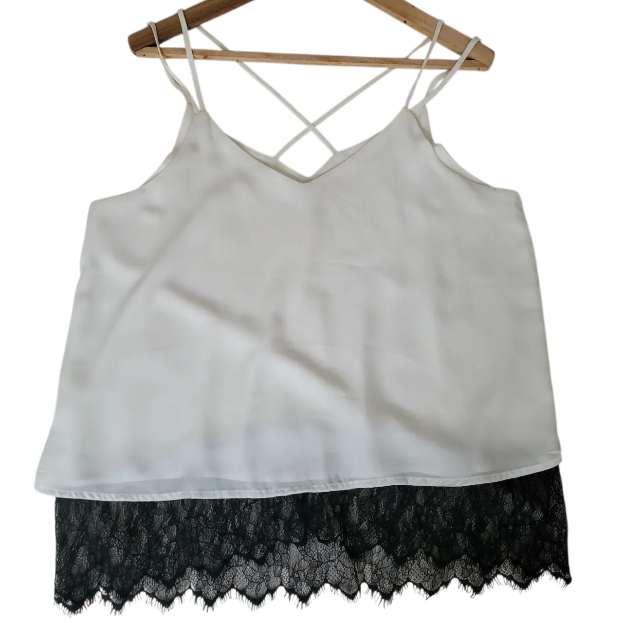 Blusa blanca con  detalle de encaje negro en el bajo. No es top. Diseño con tirantes finos cruzados en la espalda, ideal para un look fresco y femenino. Talle único. Va para un M o un S bieeen suelto. Creo que nunca la usé. 