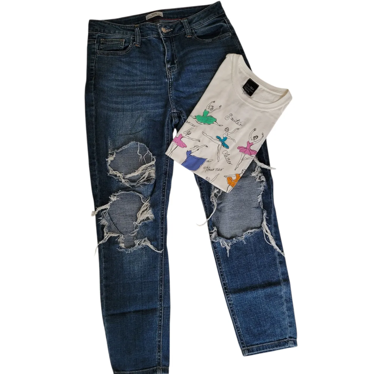 Combo eans de mujer con roturas en las rodillas. Ideal para un look moderno y casual. Talle 38 + Remera Importada Ballet