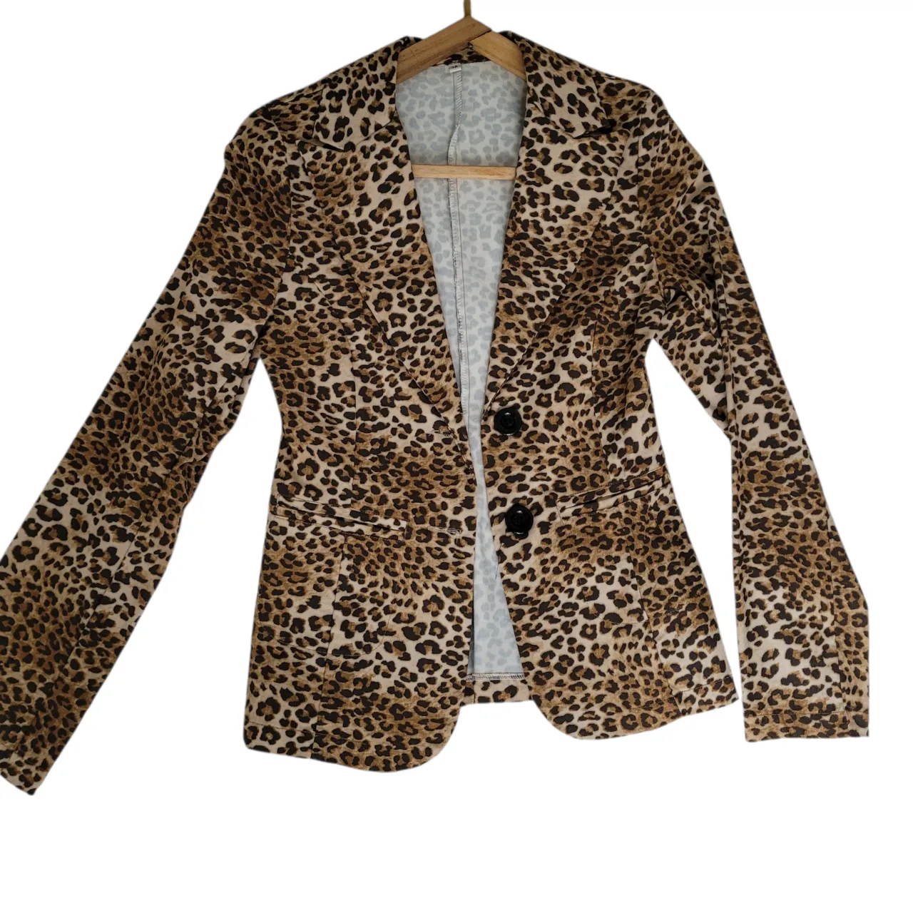 Blazer de mujer elastizado con estampado animal print tranqui. Ideal para un look moderno y audaz. Perfecto para combinar con jeans o pantalones de vestir. Va para un S/M. Sin forro.