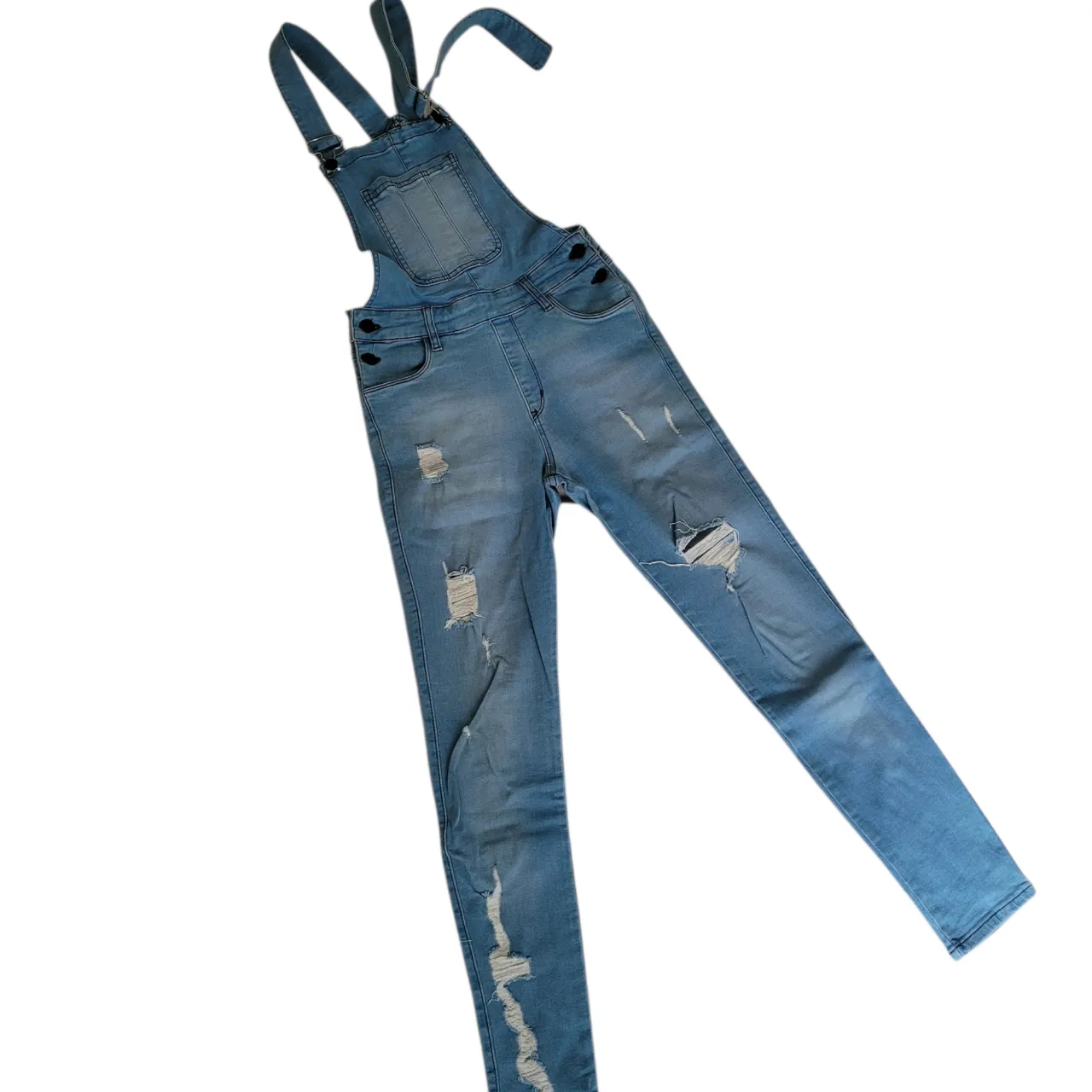 Combo Jardinero elastizado de jean azul claro con roturas. Ideal para un look casual y moderno. Perfecto para combinar con remeras y tops. Talle 36 + Remera corta de modal. 