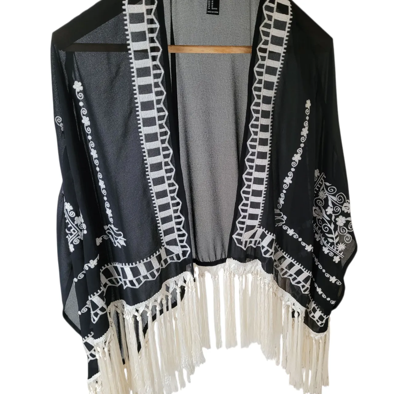 Kimono FOREVER 21 negro con detalles bordados en blanco y flecos. Ideal para un look bohemio y con estilo. Talle M pero va hasta un L.