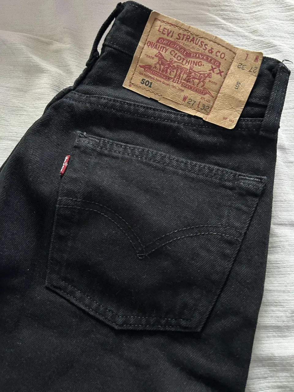 Jeans 501 negros, clásicos y versátiles. Talle de 32 de largo y 13 de ancho de cadera. Un básico atemporal para cualquier guardarropa.