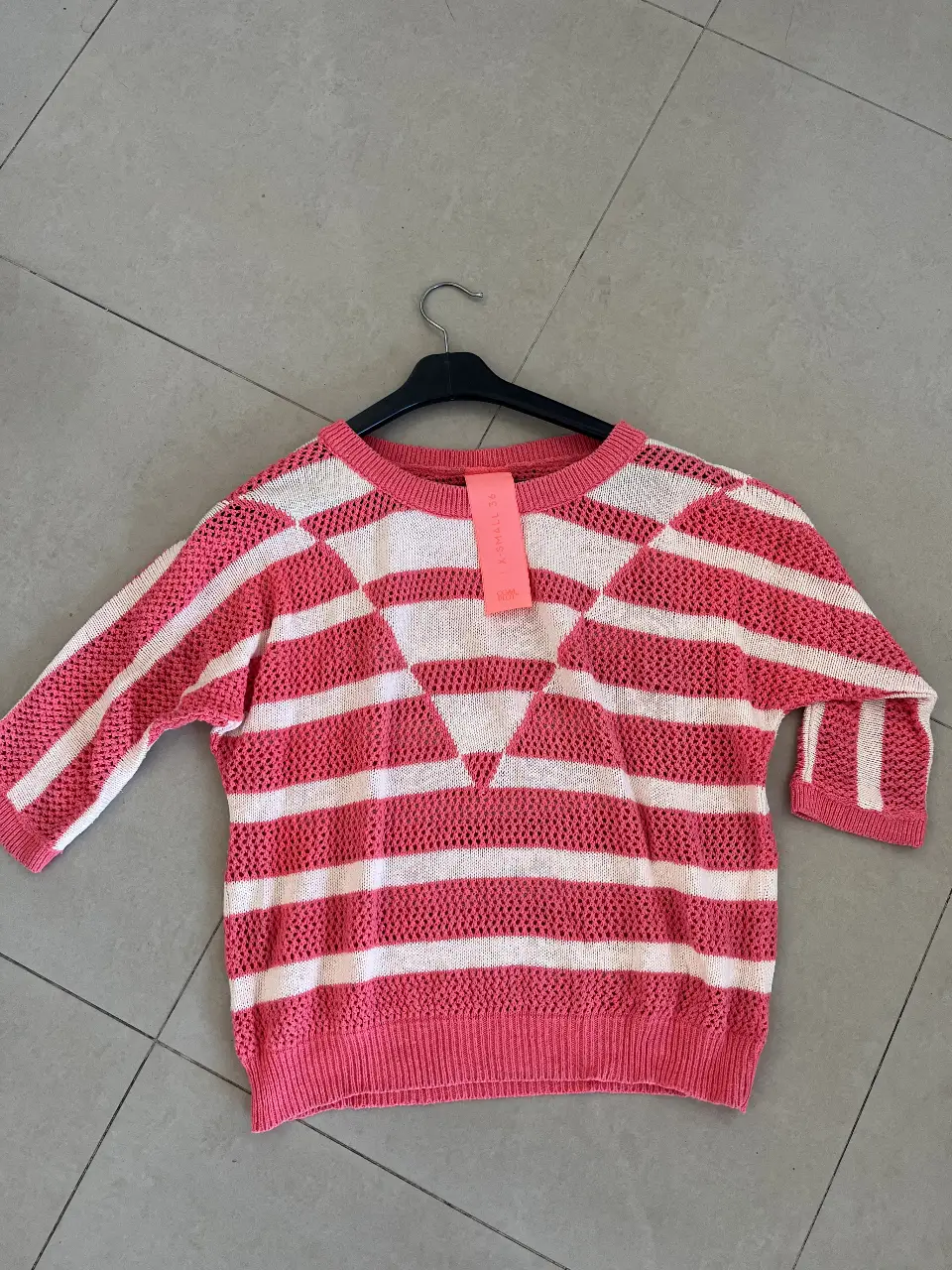 Sweater de mujer a rayas horizontales en rosa y blanco. Diseño con escote en V y mangas 3/4. Ideal para un look casual y fresco.