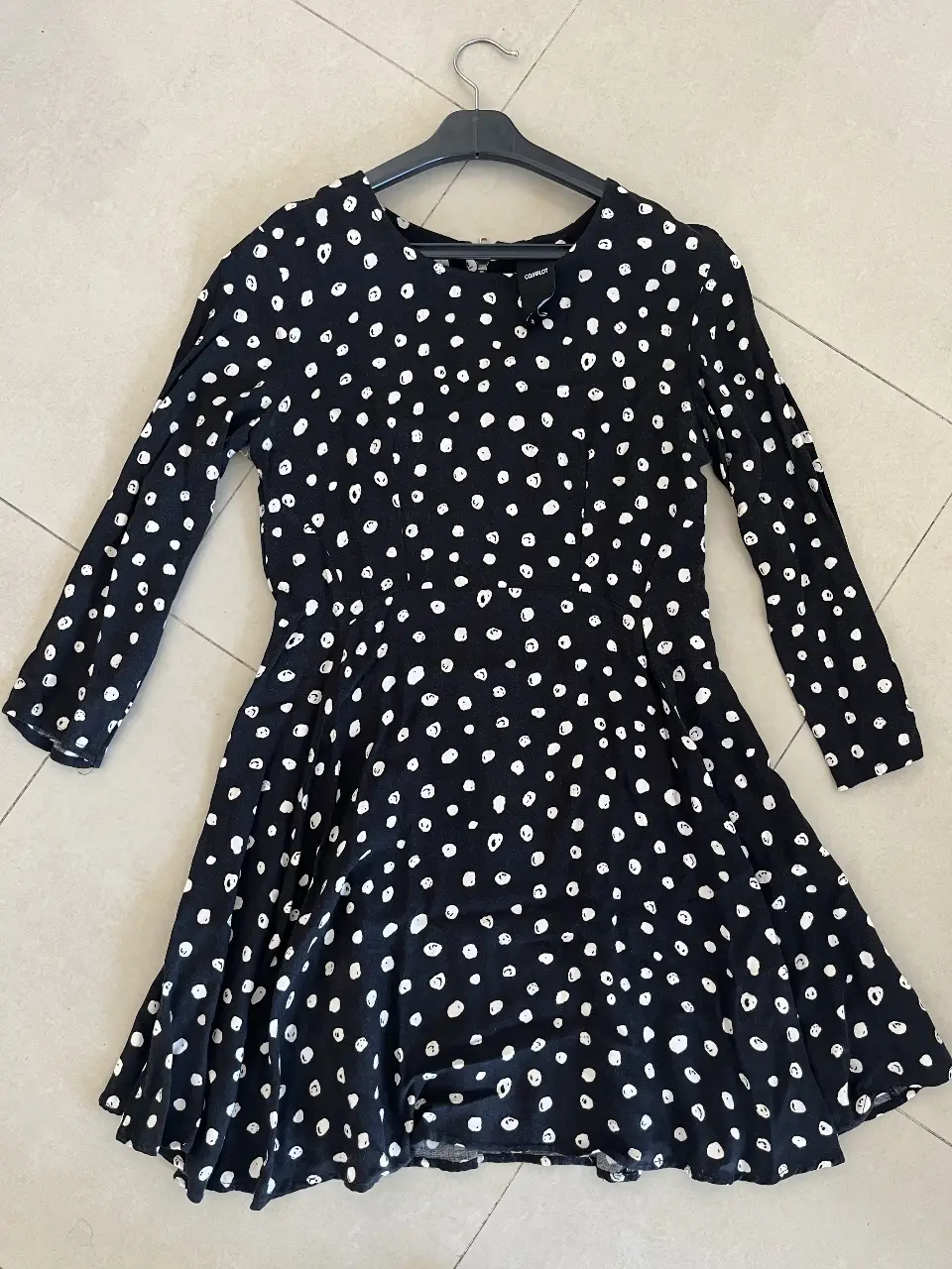 Vestido negro con lunares blancos, de la marca COMPLOT. Talle Small, con cierre en la espalda. Ideal para una salida casual o una fiesta.
