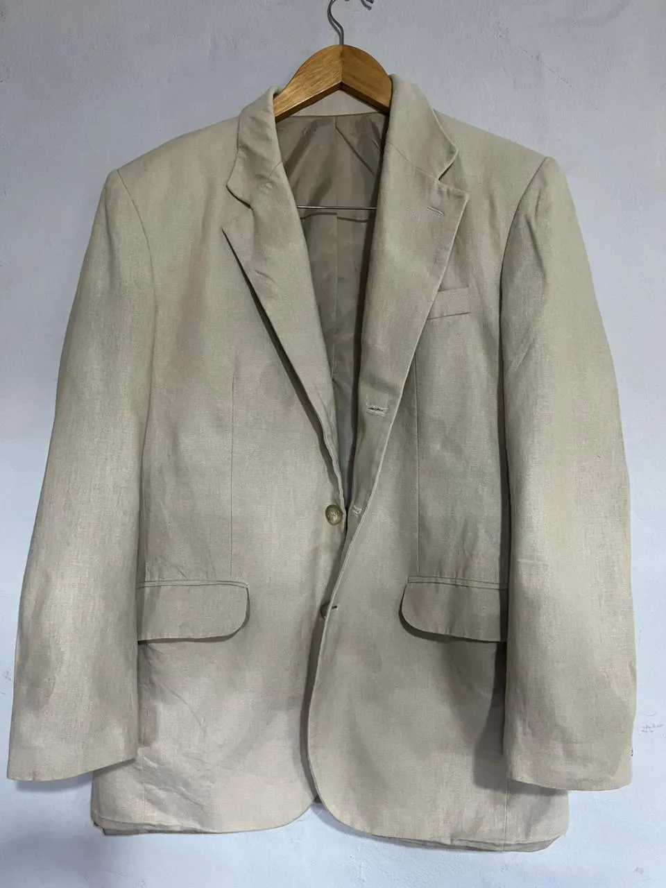 Blazer de lino color crudo, ideal para un look elegante y fresco. Perfecto para eventos formales o para elevar tu estilo casual.