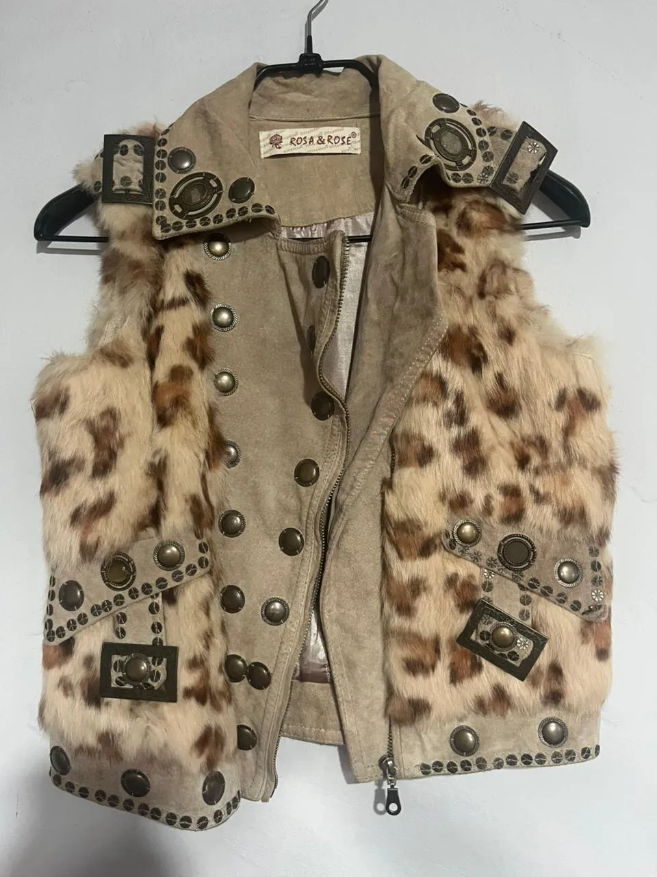 Chaleco de cuero con estampado de leopardo y detalles metálicos. Un diseño único y audaz para destacar tu estilo.