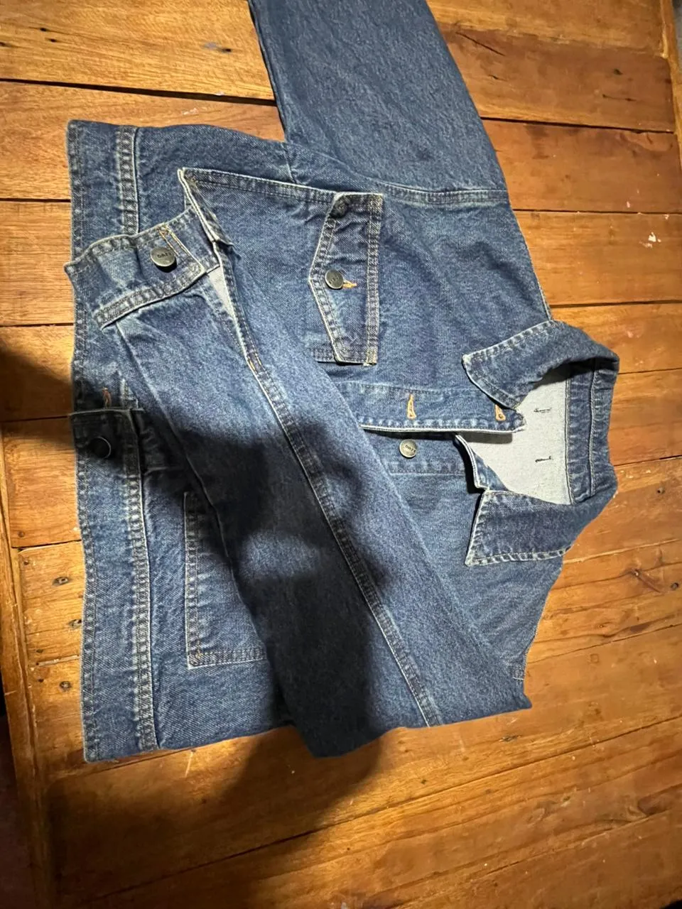 Campera de jean clásica, ideal para cualquier ocasión. Su diseño atemporal la convierte en un básico indispensable para tu guardarropa.